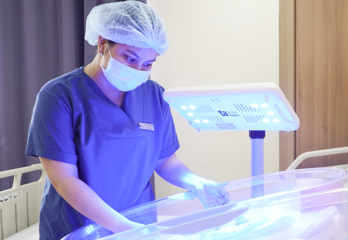 Bé được chiếu đèn điều trị vàng da tại Trung tâm Sơ sinh, Bệnh viện Đa khoa Tâm Anh TP HCM. Ảnh: Huyền Vũ