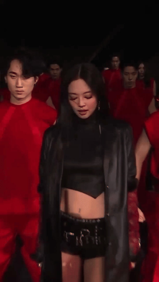 Khoảnh khắc đỉnh nhất của Jennie hiện tại: Thế lực gì đây sao ngầu thế!- Ảnh 2.