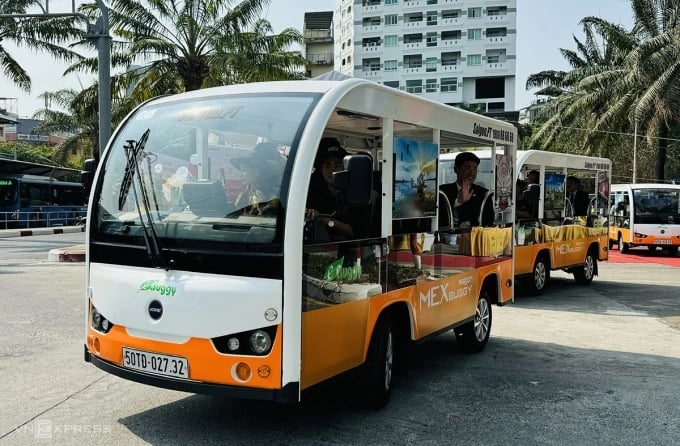 Xe điện chạy ở nội đô TP HCM. Ảnh: Hạ Giang