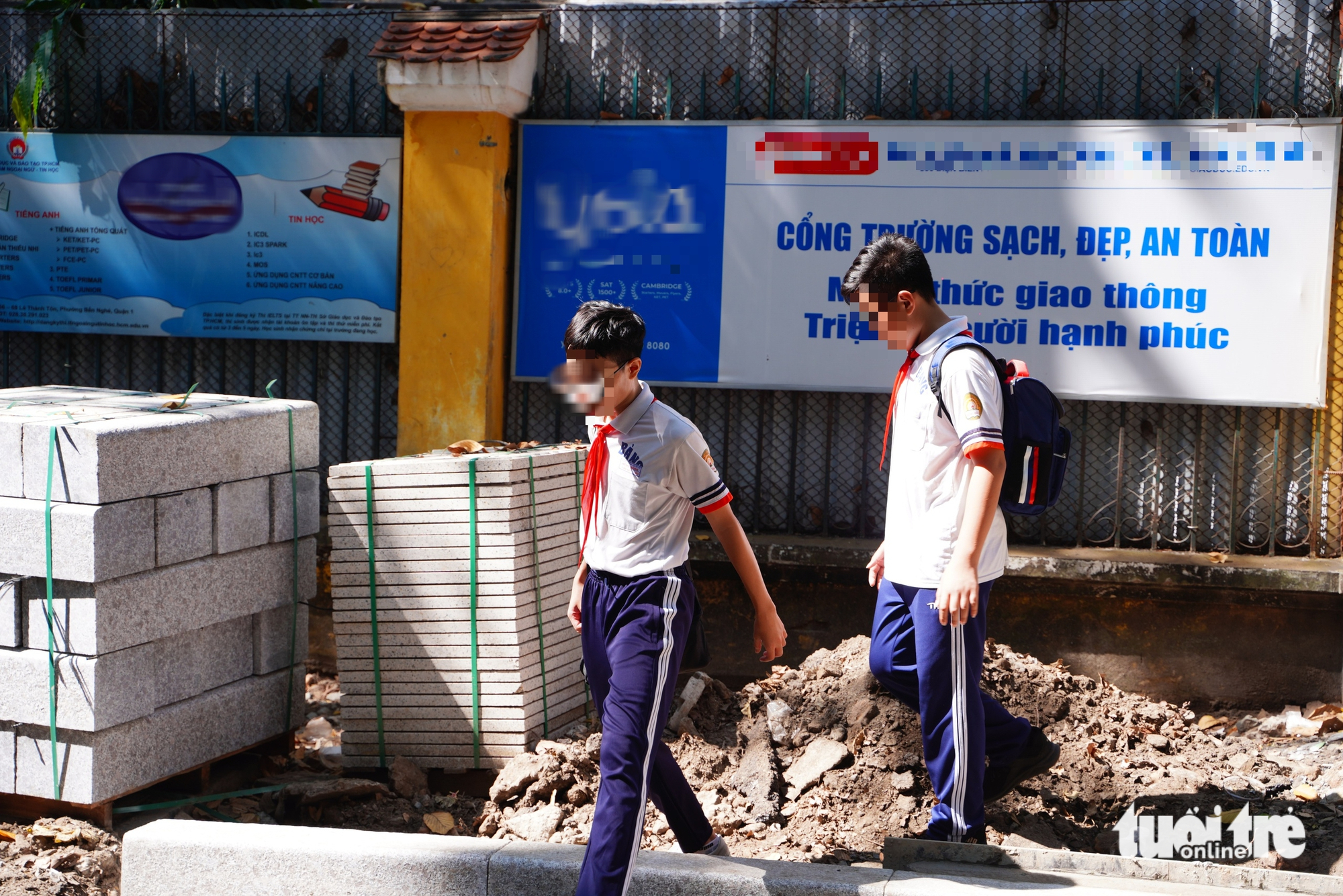Thi công vỉa hè ngổn ngang ở nhiều tuyến đường quanh trường học và bệnh viện - Ảnh 1.