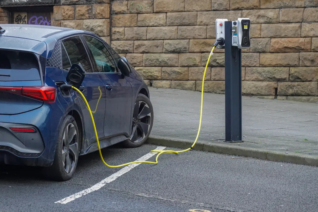 Thí điểm đỗ xe điện miễn phí trong thành phố, quy định mới gây tranh cãi - Ảnh 1.