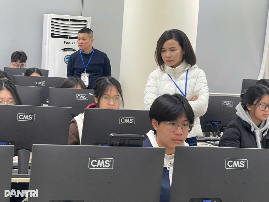 Thí sinh 4h30 đến trường để tranh suất vào đại học sớm - 1