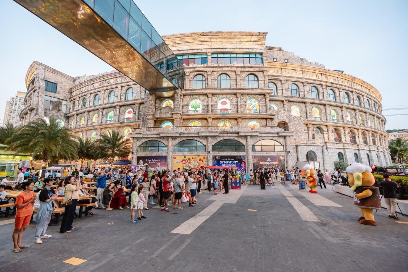 Thị trấn Hoàng Hôn rực sáng Countdown 2026 với ba màn pháo hoa, hút vạn du khách 1 Thị trấn Hoàng Hôn rực sáng Countdown 2026 với ba màn pháo hoa, hút vạn du khách - 1