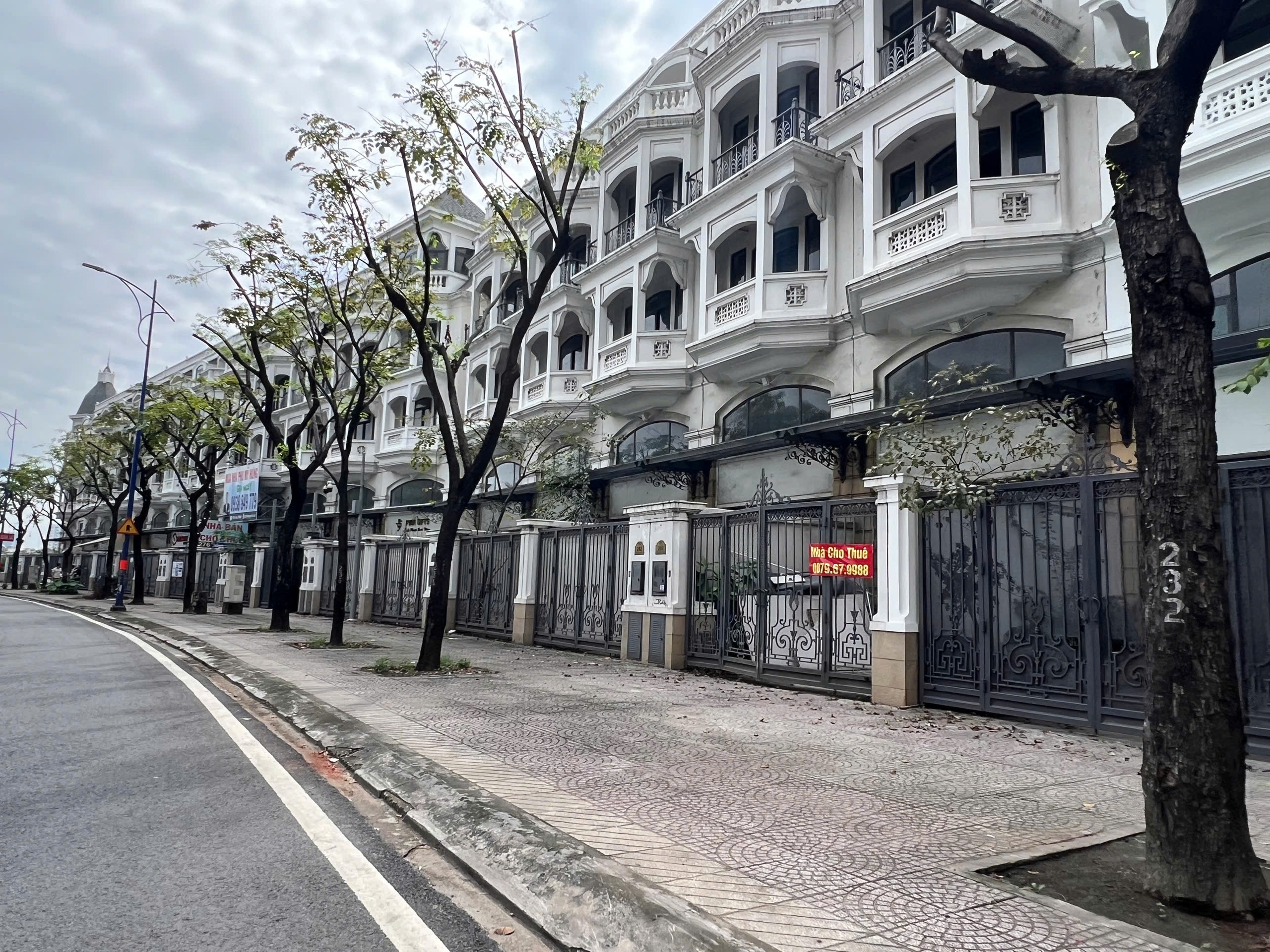 Thị trường bất động sản phục hồi sau biến động lãi suất, chung cư ở TP.HCM 'chững lại' - Ảnh 1.