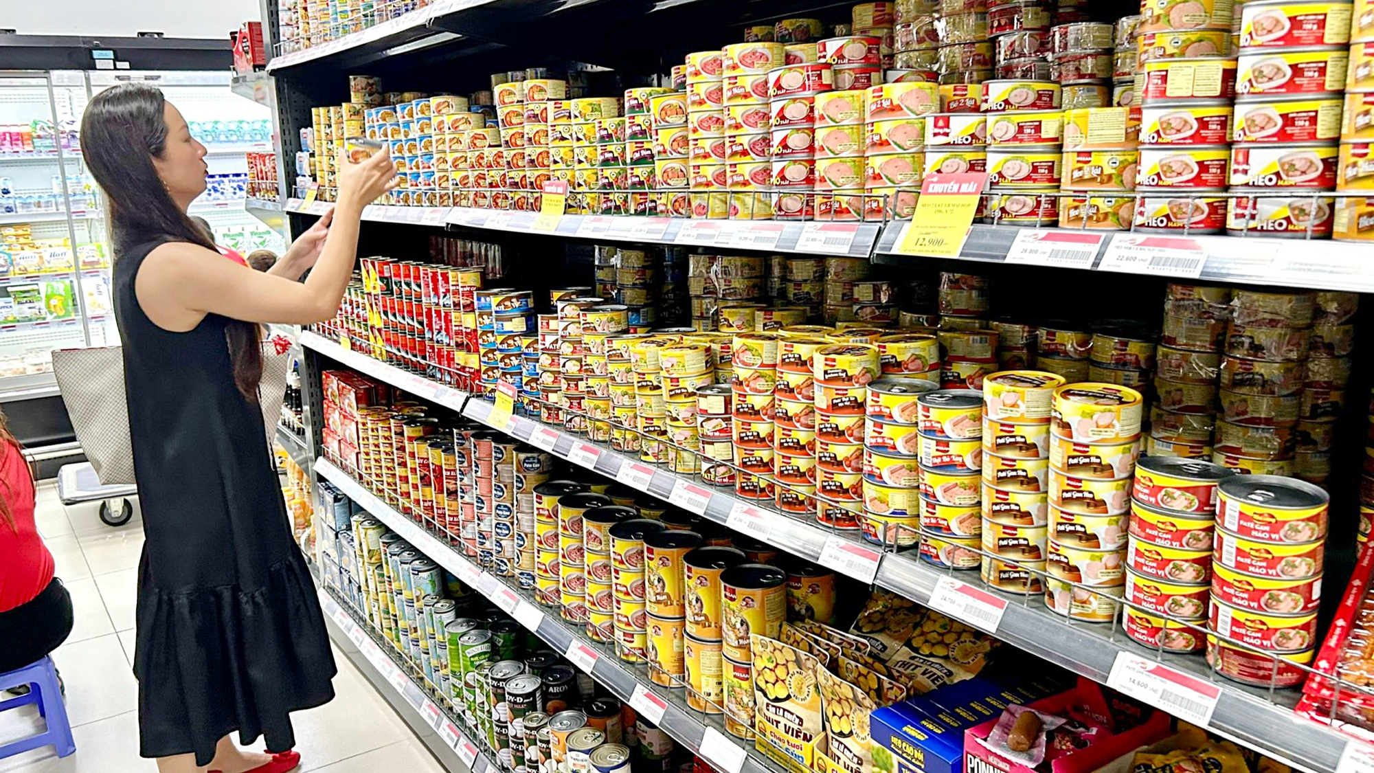 Thị trường đồ hộp 'nín thở' mùa Tết - Ảnh 1.