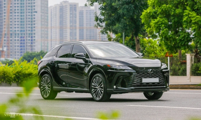 Mẫu Lexus RX350h Premium lăn bánh tại Hà Nội. Ảnh: Lương Dũng
