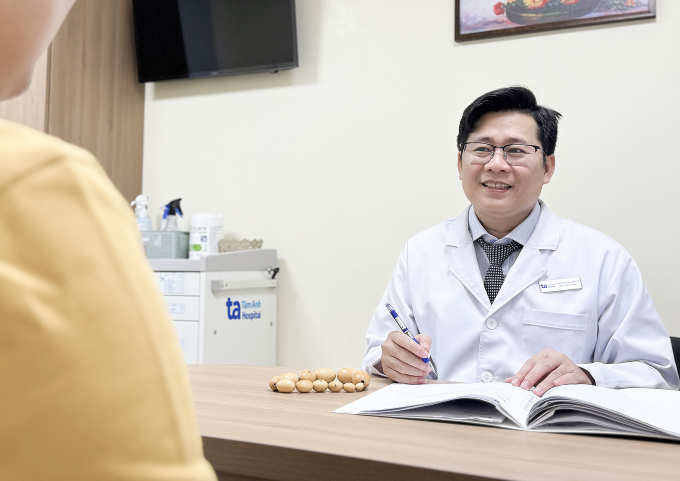 ThS.BS.CKII Dương Quang Huy chia vui với người bệnh sau điều trị. Ảnh: Hoài Thương