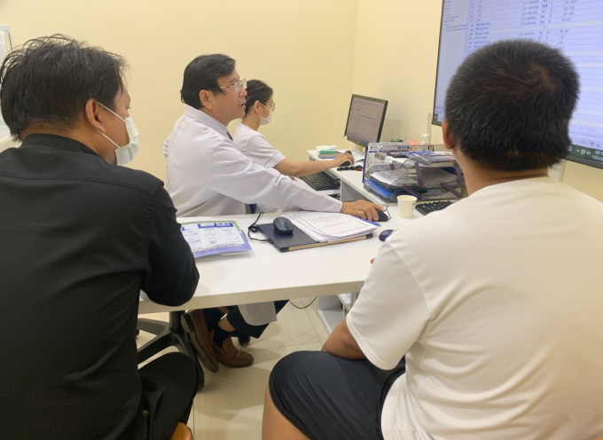 Bác sĩ Hoàng phân tích các chỉ số xét nghiệm cho Hưng và ba. Ảnh: Bệnh viện Đa khoa Tâm Anh
