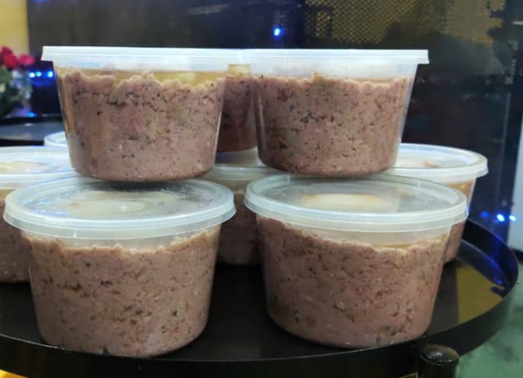 Thịt hộp phù phép từ thực phẩm bẩn, phó giáo sư cảnh báo 3 không 1 Pate làm từ thịt lợn bệnh có thể gây hại cho người dùng. Ảnh minh họa: Phương Thúy.