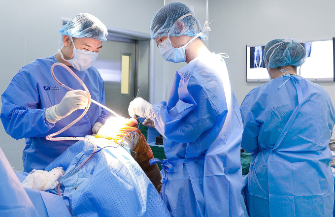Bác sĩ Dương (giữa) thay khớp gối cho ông Tri. Ảnh: Bệnh viện Đa khoa Tâm Anh