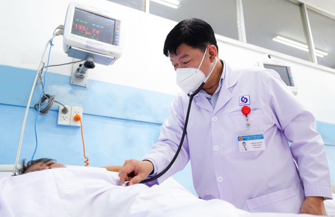 Bác sĩ Tân thăm khám cho người bệnh sau khi điều trị cấp cứu. Ảnh: Bệnh viện cung cấp
