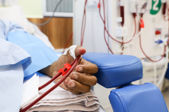 Bệnh nhân suy thận giai đoạn cuối lọc máu chạy thận. Ảnh: Phùng Tiên
