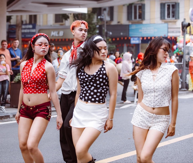 Thời trang đường phố lên ngôi mỗi dịp lễ, cuối tuần- Ảnh 5. Thời trang đường phố lên ngôi mỗi dịp lễ, cuối tuần- Ảnh 5.