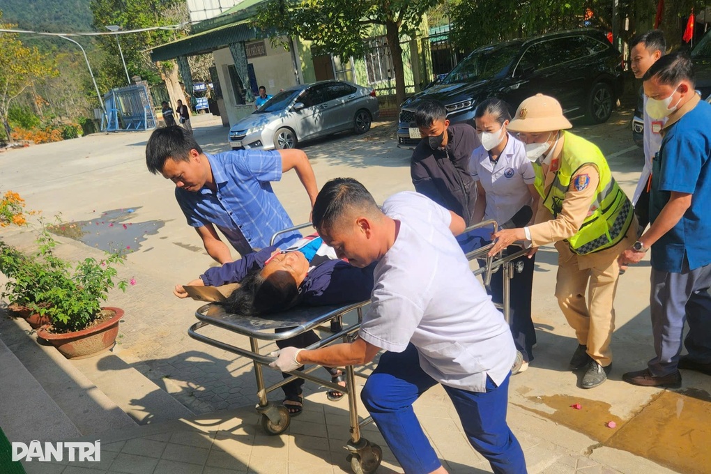 Thót tim vụ xe chở 2 người mất lái tông liên tiếp vào cột mốc và biển báo - 2