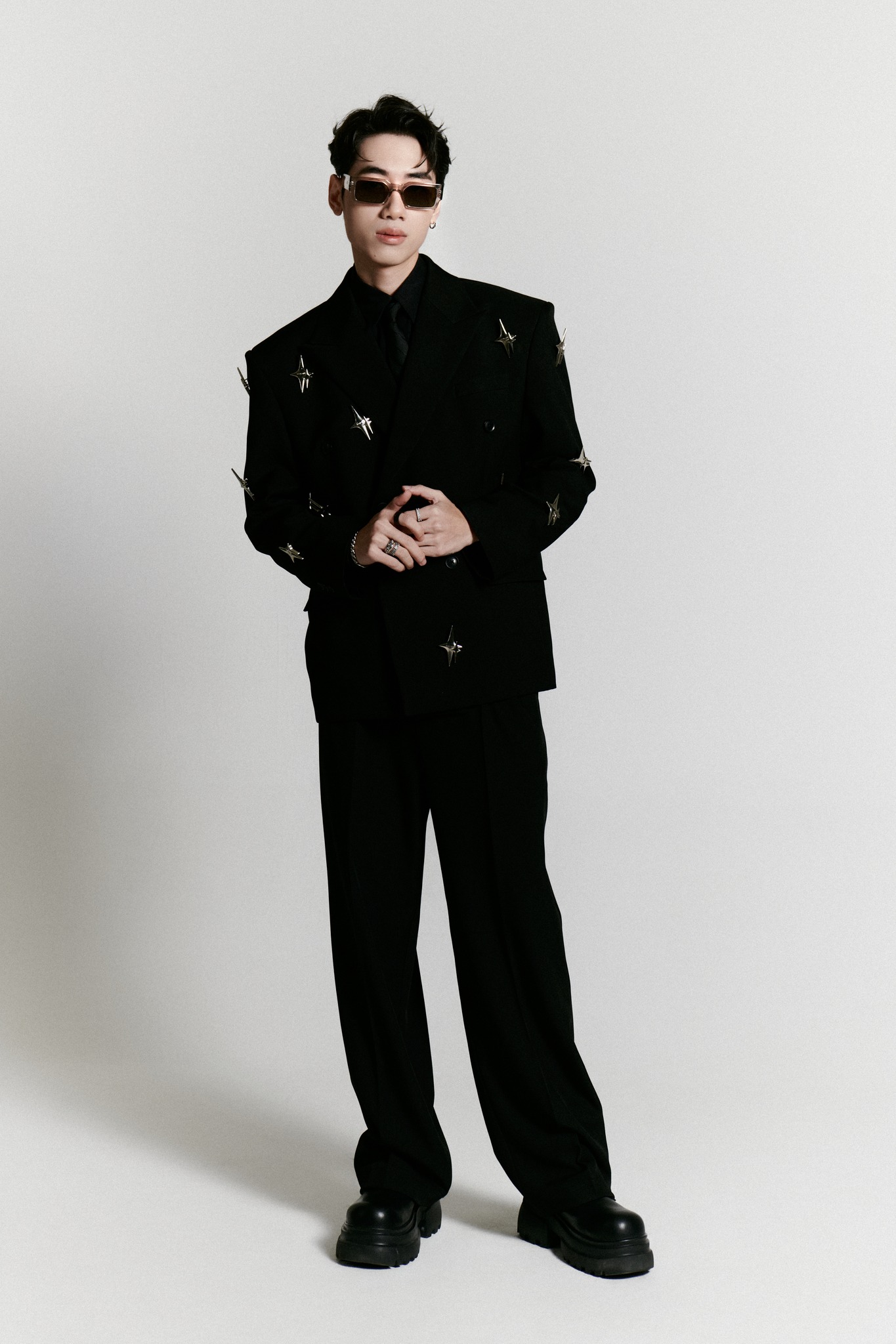 Threads city náo loạn vì hit-maker trăm triệu view chuyển nghề “tư vấn dạo”, bất ngờ khi nhắc về Sơn Tùng M-TP năm 2017- Ảnh 1. Threads city náo loạn vì hit-maker trăm triệu view chuyển nghề “tư vấn dạo”, bất ngờ khi nhắc về Sơn Tùng M-TP năm 2017- Ảnh 1.