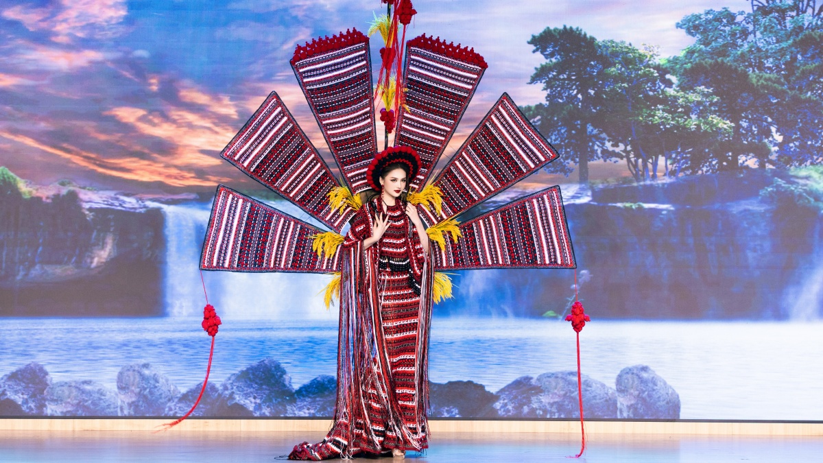 Thu Ngân diễn trang phục tôn vinh văn hóa người Châu Ro 