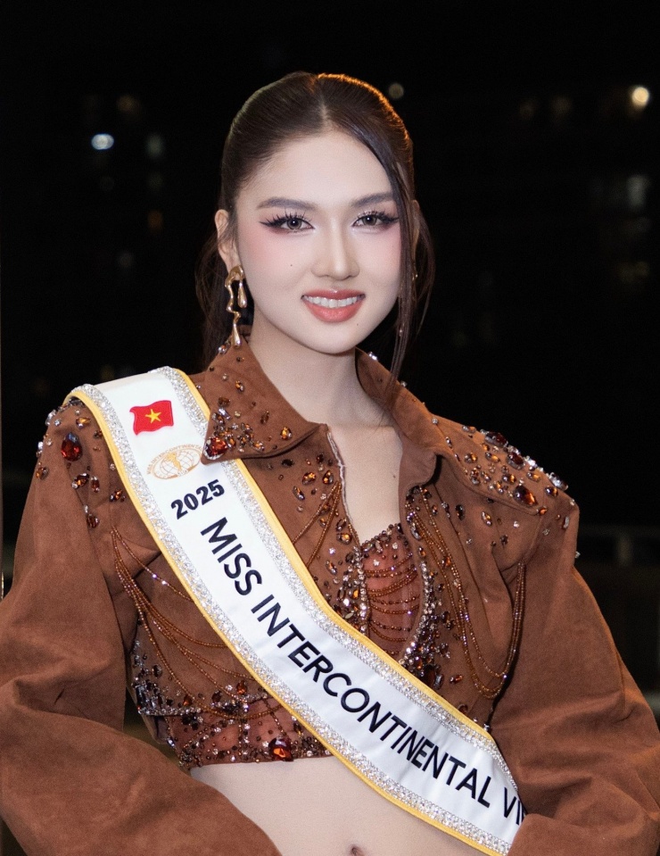 Tối 12/1, Á hậu Thu Ngân có mặt tại sân bay Tân Sơn Nhất (TPHCM) để khởi hành sang Ai Cập, bắt đầu hành trình dự thi Miss Intercontinental - Hoa hậu Liên lục địa lần thứ 53.