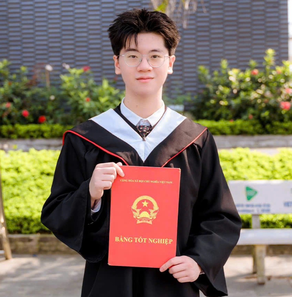 Thủ khoa học sinh giỏi được mệnh danh nam thần xé sách bước ra - 1