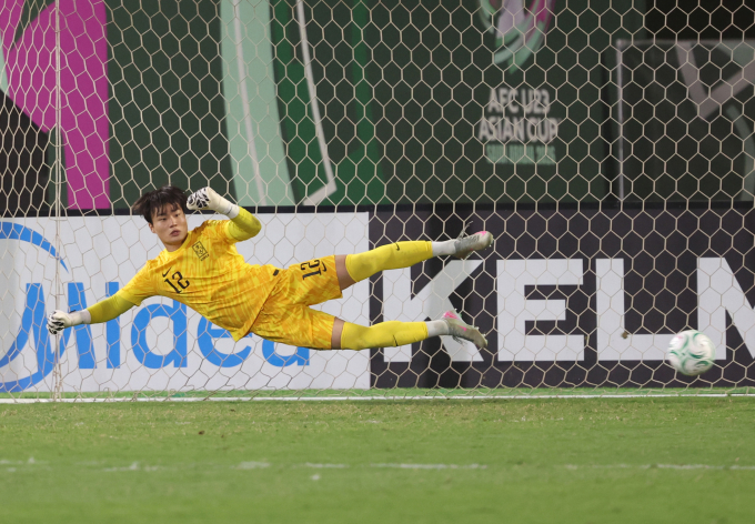 Thủ môn Hàn Quốc Hwang Jae-yun thi đấu trong trận hòa Việt Nam 2-2 rồi thua luân lưu 6-7 ở trận tranh giải ba U23 châu Á 2026, trên sân King Abdullah ở Jeddah, Arab Saudi ngày 23/1/2026. Ảnh: AFC