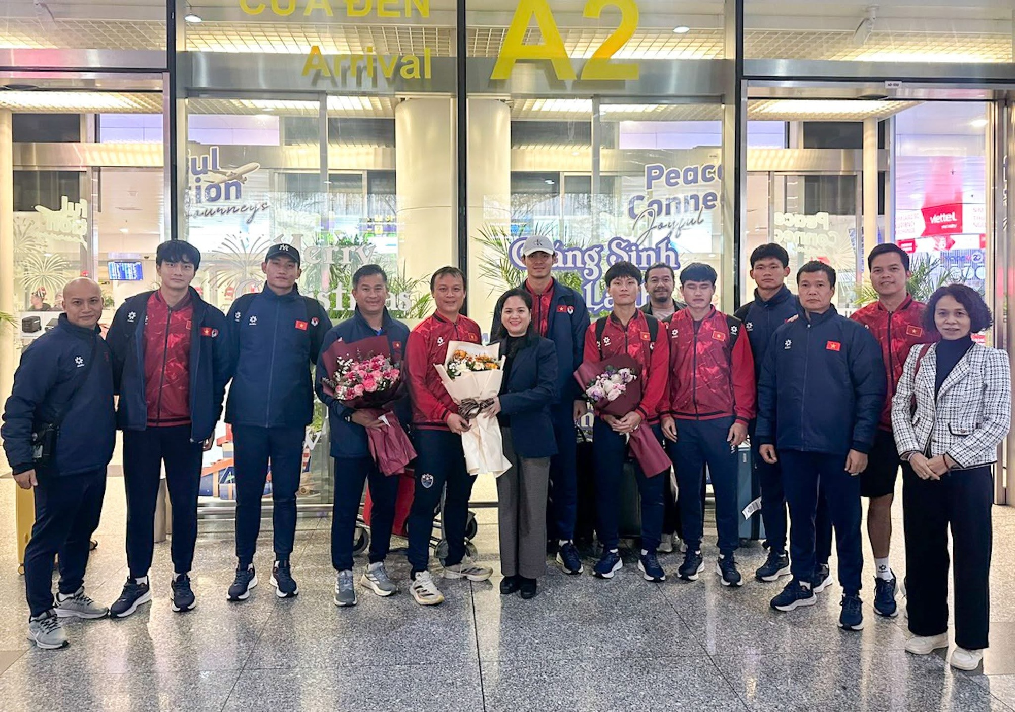 Thủ môn Trung Kiên và các thành viên còn lại của U.23 Việt Nam về nước muộn- Ảnh 1.