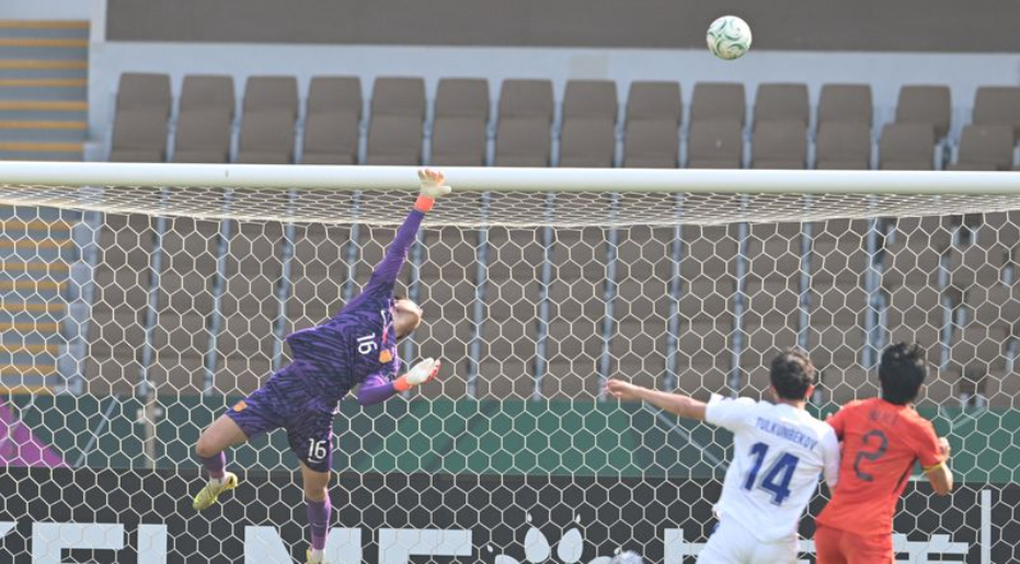 Thủ môn U23 Trung Quốc hoá người nhện, giúp đội nhà lập dấu mốc lịch sử - 1