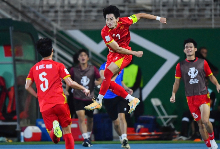 Thủ môn Cao Văn Bình đeo huy chương tặng mẹ ngày về quê - Ảnh 4.