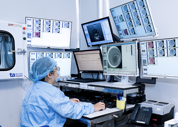 Chuyên viên phôi học quan sát sự phát triển toàn diện của phôi qua hệ thống nuôi cấy động học. Ảnh: IVF Tâm Anh