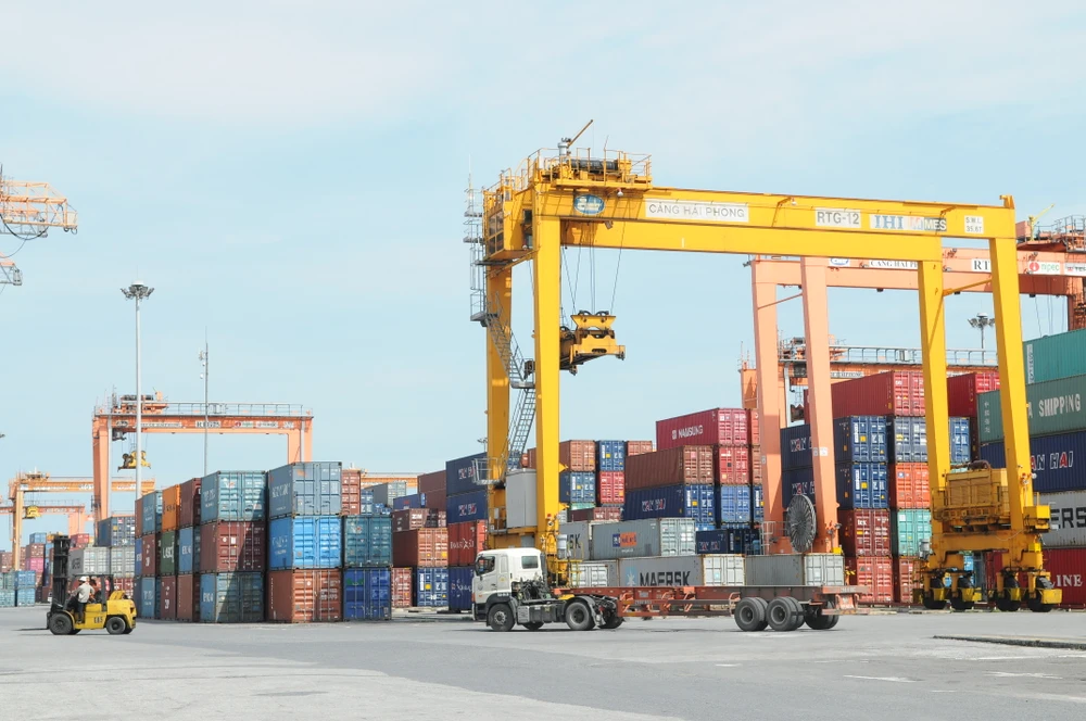 Xuất nhập khẩu tiếp tục là điểm sáng nổi bật của nền kinh tế với tốc độ tăng trưởng bình quân 10,9%năm.JPG