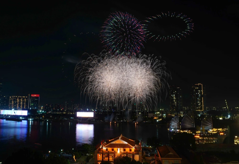 Tối 31-12, tại TP.HCM, người dân đã được mãn nhãn với phần bắn pháo hoa chào đón năm mới 2026. Ảnh: THUẬN VĂN pháo hoa (8).jpg