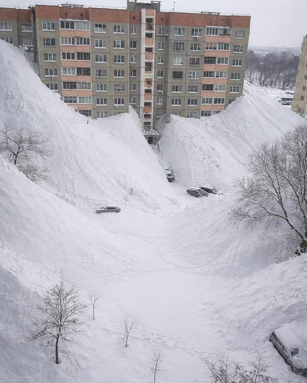 Thực hư loạt ảnh 'tuyết cao như sóng thần nuốt chửng nhiều tòa nhà' sau trận bão tuyết lịch sử ở Nga 3 bão tuyết - Ảnh 3.