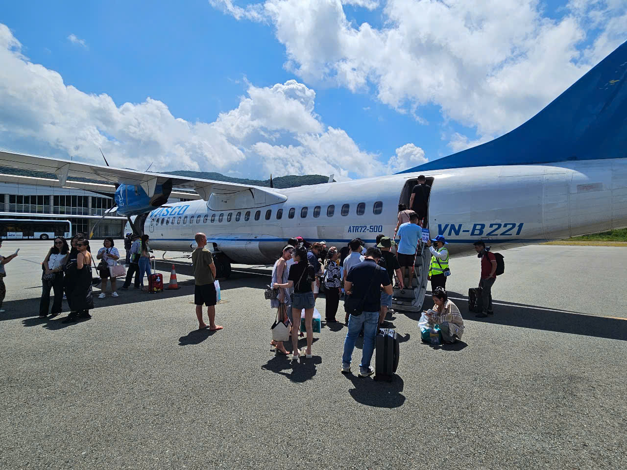 Thực hư tình trạng đầu cơ phòng khách sạn , vé máy bay ở Côn Đảo - Ảnh 2.