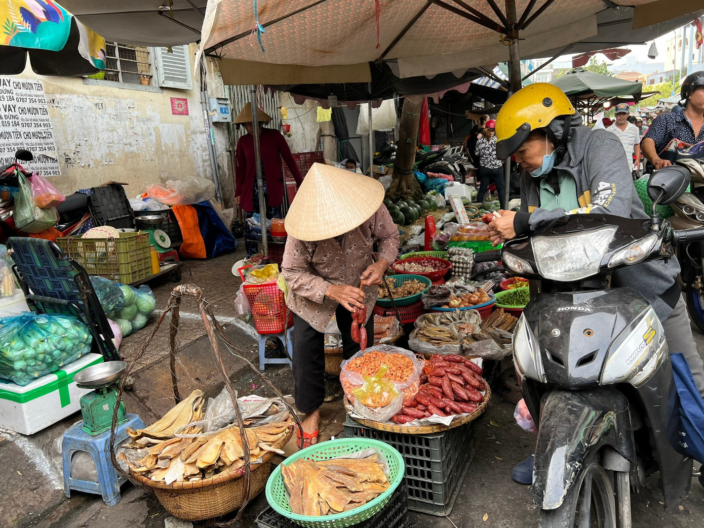 Bất an với thực phẩm mùa Tết: Thực phẩm ‘mình trần, ba không’- Ảnh 1.