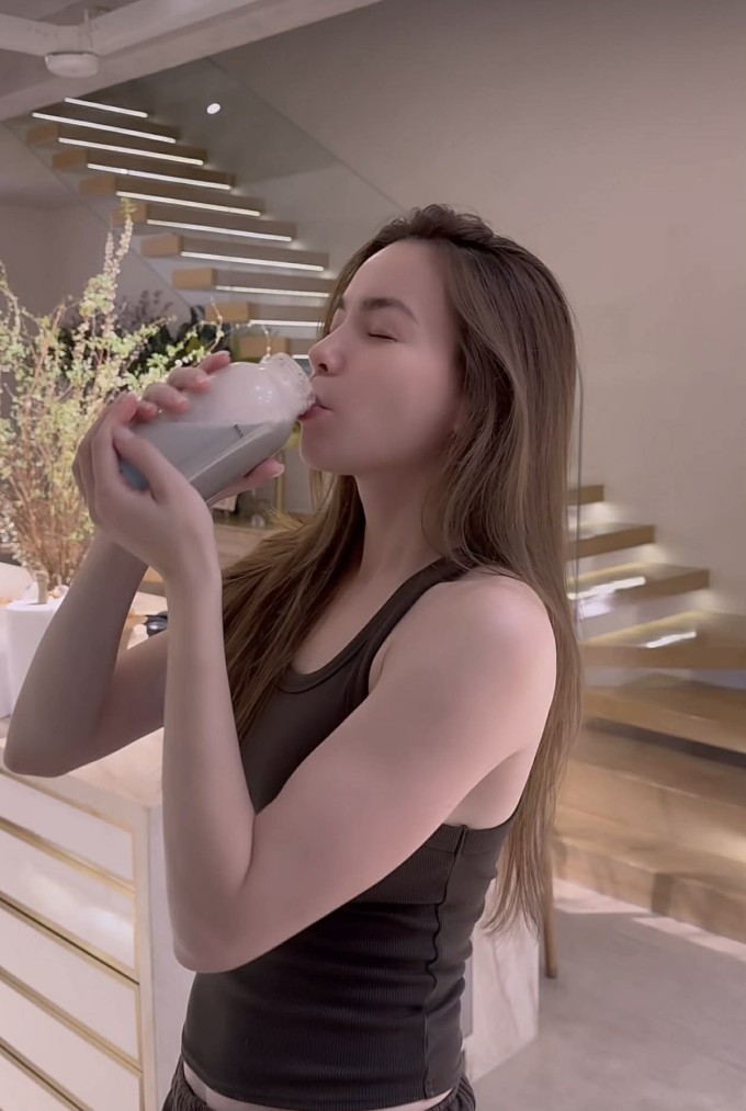 Hồ Ngọc Hà có sở thích uống các loại bột ngũ cốc cùng bột protein để tăng cường dinh dưỡng cho cơ thể.