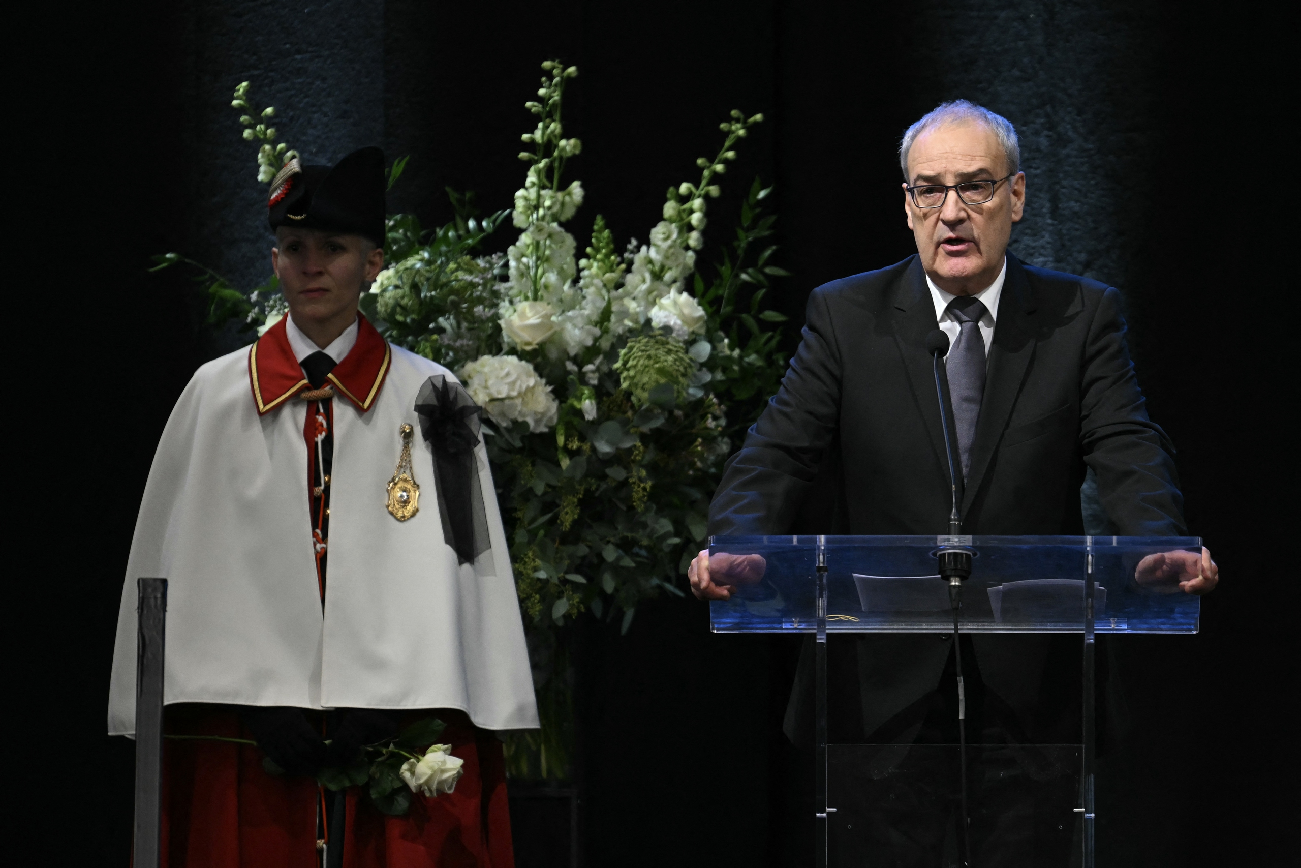 Thụy Sĩ tưởng niệm 40 nạn nhân thiệt mạng vụ cháy quán bar đêm giao thừa - Ảnh 1.