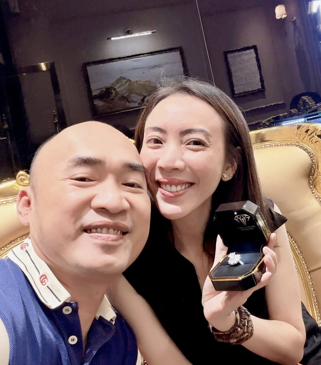 Tiến Luật cầu hôn Thu Trang bằng bánh bao, 15 năm sau tặng nhẫn kim cương - 1