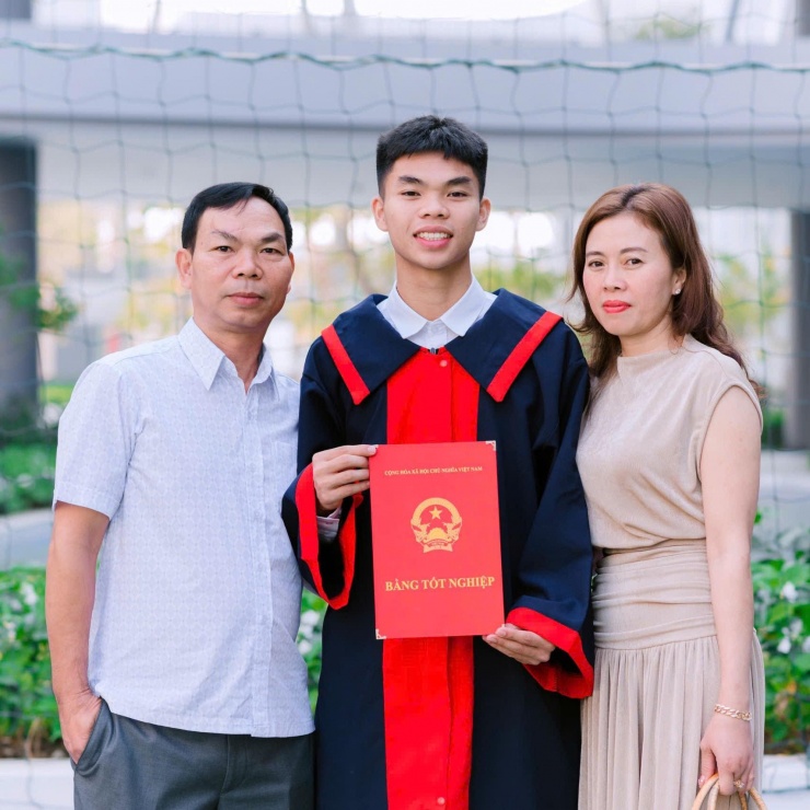 Tiền đạo Lê Phát mê 2 món đặc sản công thức mẹ nấu mỗi lần về nhà 1 Gia đình luôn theo dõi và ủng hộ hành trình theo đuổi sự nghiệp bóng đá của tiền đạo Lê Phát. Ảnh: NVCC