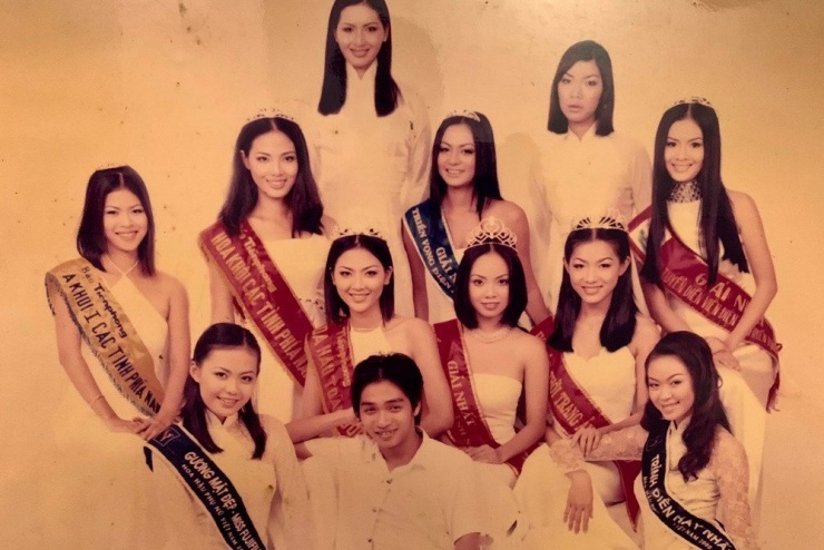 Châu Hà Yến Nhi (thứ hai, hàng giữa từ bên phải) và các người đẹp đình đám một thời.