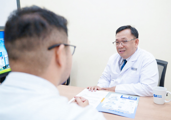 BS.CKII Hồ Tấn Thông tư vấn cho người bệnh đến khám tại Đơn vị Nội thận - Lọc máu. Ảnh minh họa: Phòng khám Đa khoa Tâm Anh Quận 7