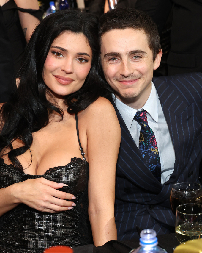 Diễn viên Timothée Chalamet và bạn gái ở lễ trao giải Critics Choice Awards 2026. Ảnh: Golden Globes