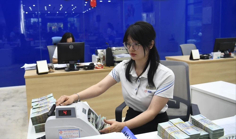 Dòng vốn từ hệ thống ngân hàng sẽ được tập trung vào các lĩnh vực sản xuất kinh doanh. Ảnh: T.L tin-dung (1).jpg