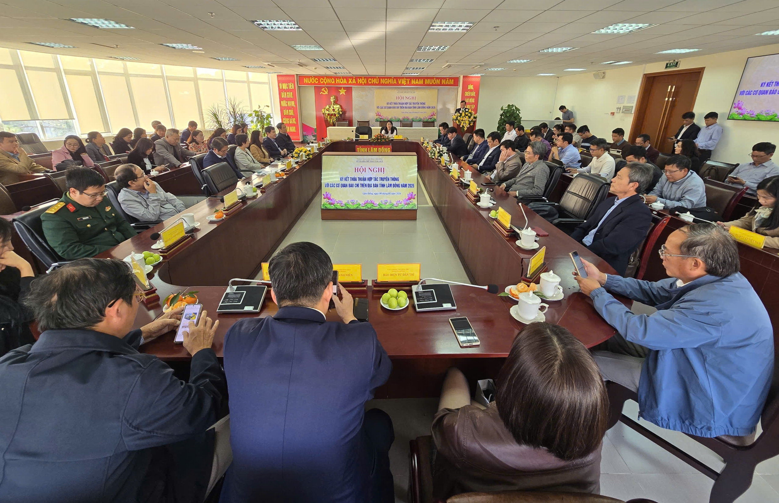 Báo Người Lao Động ký kết thỏa thuận hợp tác truyền thông với tỉnh Lâm Đồng - Ảnh 1.