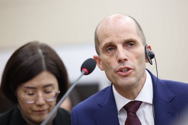 Làm phiên dịch viên khó cỡ nào: Tình huống trong phiên điều trần Quốc hội Hàn Quốc khiến tất cả đều phải toát mồ hôi- Ảnh 1.