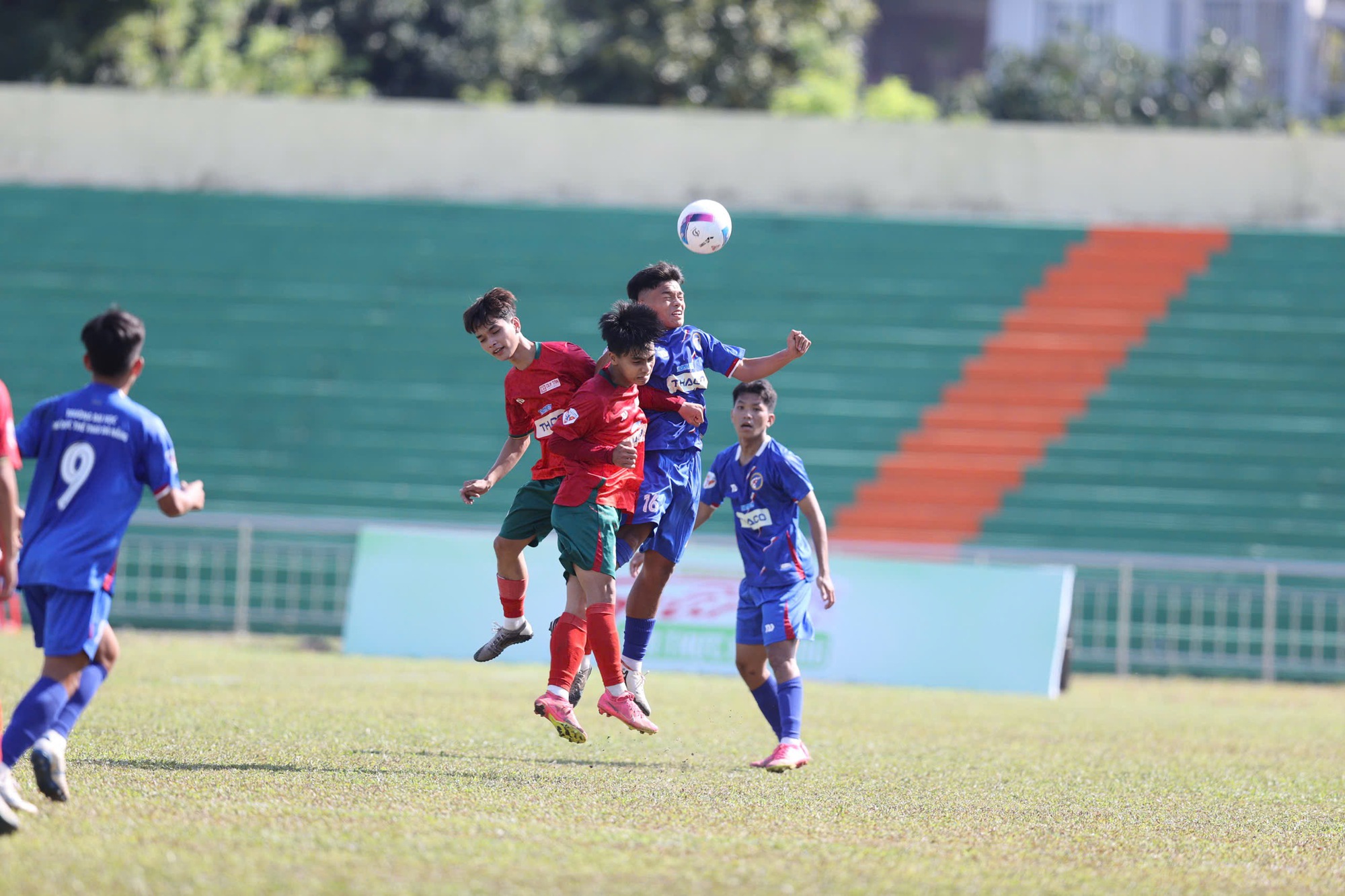 Cảm xúc chiến thắng vỡ òa trên sân Quân khu 5: Tình mẫu tử lay động sân cỏ- Ảnh 1.