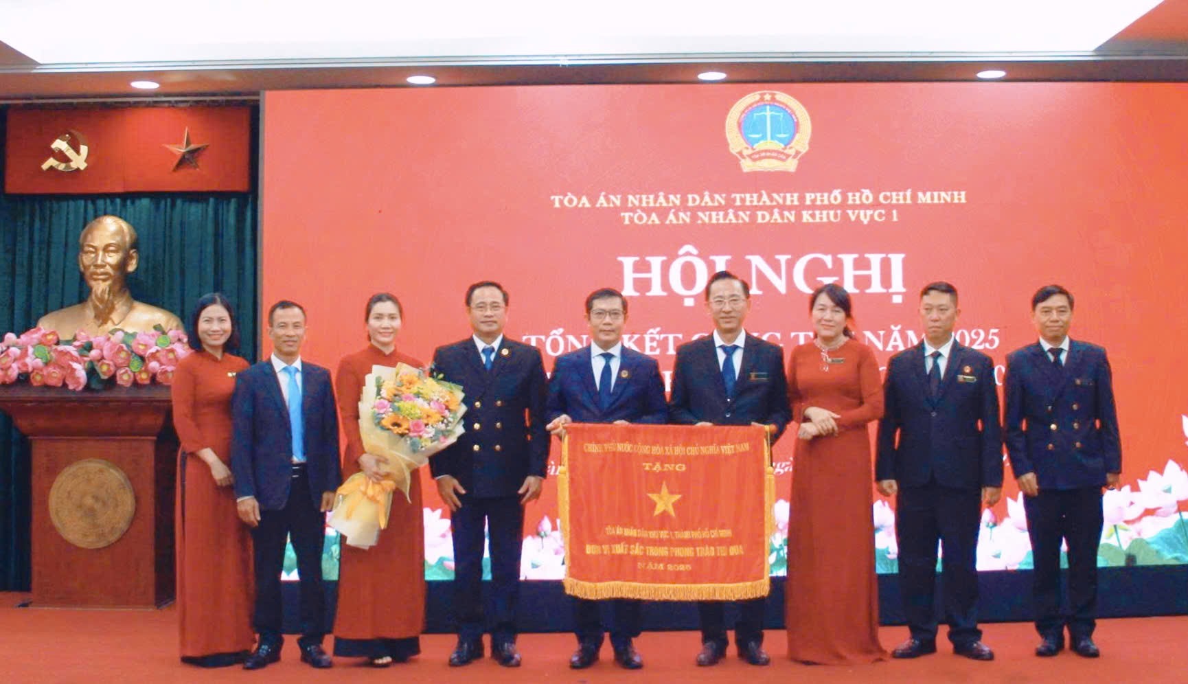 Tòa án nhân dân Khu vực 1, TP.HCM nhận cờ thi đua của Chính phủ - Ảnh 1. Tòa án nhân dân khu vực 1, TP.HCM nhận cờ thi đua của Chính phủ - Ảnh 1.