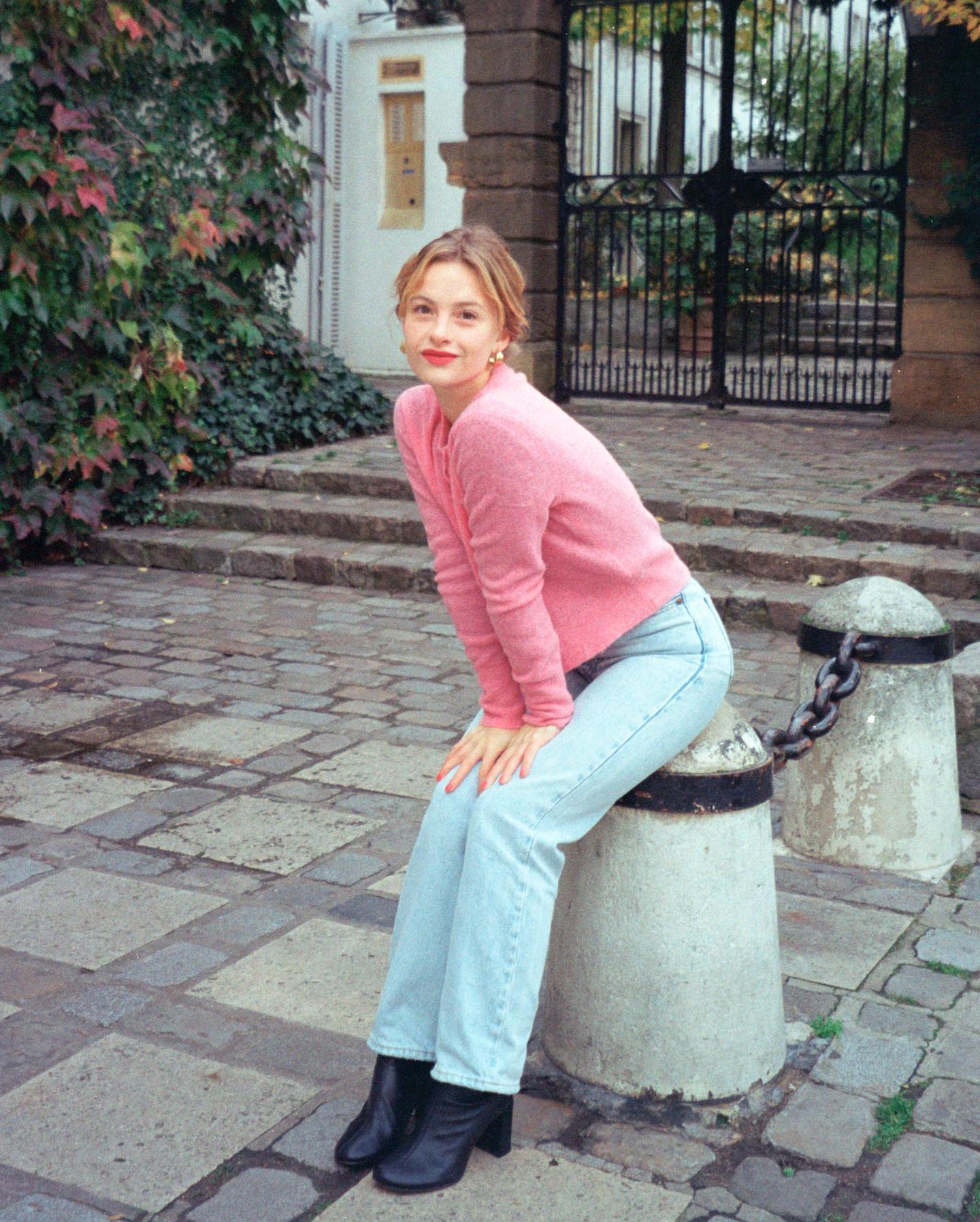 Top 3 mẫu quần jeans trong tủ đồ của phụ nữ Pháp: Toàn kiểu kinh điển, mix càng đơn giản càng đẹp- Ảnh 2. Top 3 mẫu quần jeans trong tủ đồ của phụ nữ Pháp: Toàn kiểu kinh điển, mix càng đơn giản càng đẹp- Ảnh 2.