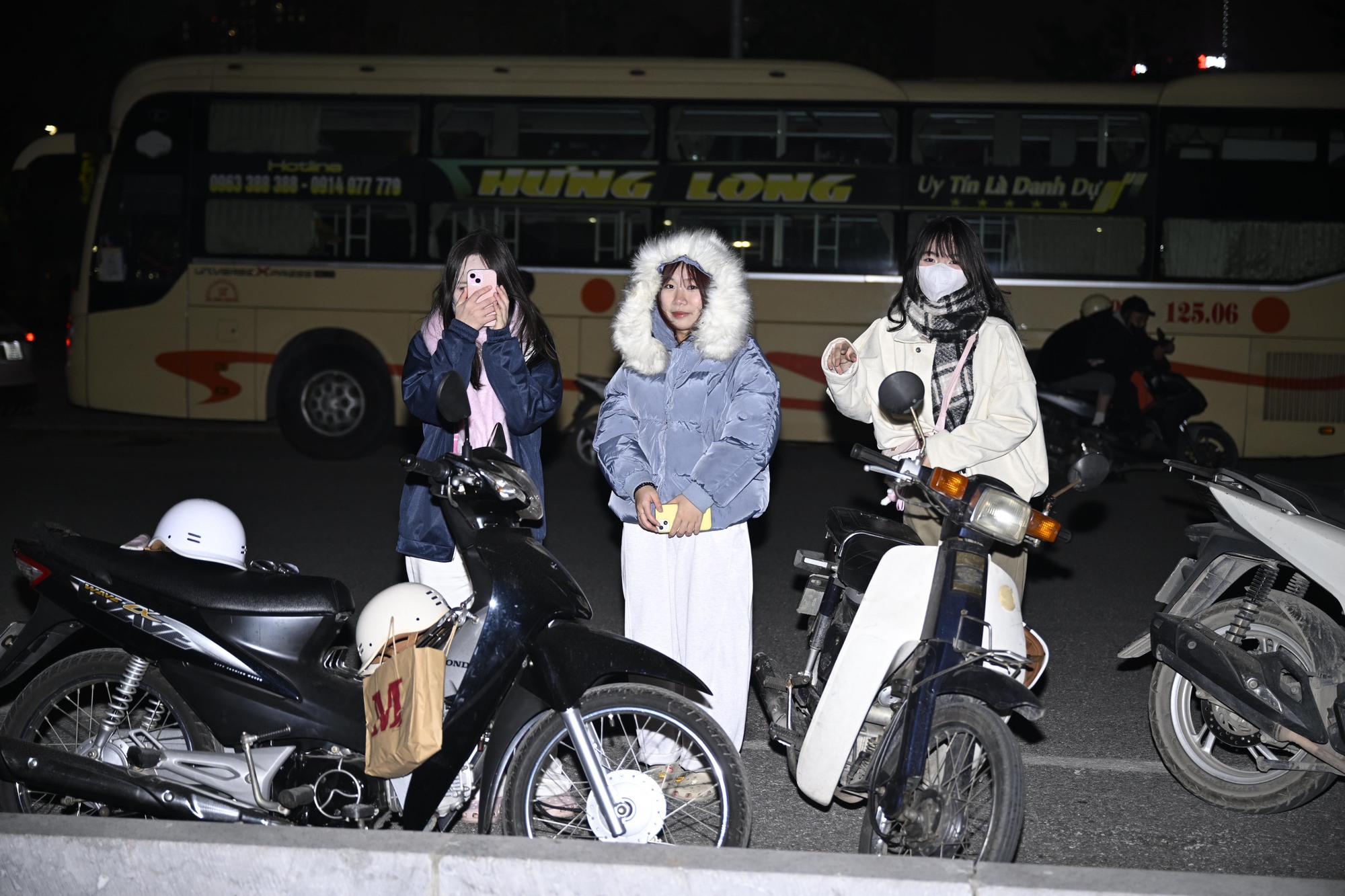 Tối 21/1, người dân Hà Nội háo hức ngắm nhìn màn trình diễn pháo hoa tổng duyệt cực mãn nhãn tại sân vận động Mỹ Đình- Ảnh 1.