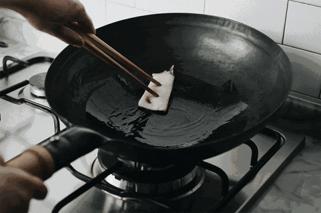 6 tháng bỏ chảo chống dính, chuyển sang chảo gang: Tôi hiểu vì sao mẹ tôi cả đời không đổi chảo- Ảnh 3.