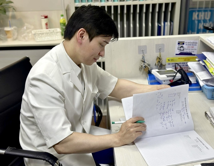 Bác sĩ Nam đang kiểm tra lại bệnh án của bệnh nhân trong ca trực của mình. Ảnh: Bác sĩ cung cấp