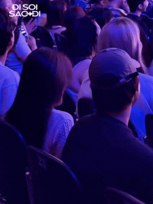 "Tóm dính" Khả Ngân tình tứ đi xem kịch với trai lạ, còn công khai khoác tay cười nói rộn ràng giữa đêm khuya 1 Tom dinh Kha Ngan tinh tu di xem kich voi