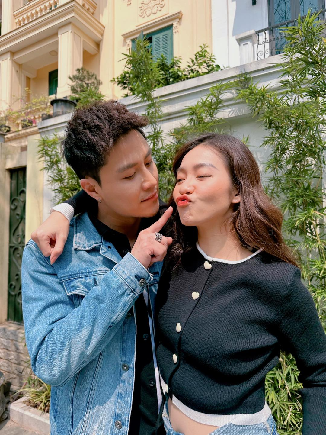 "Tóm dính" Khả Ngân tình tứ đi xem kịch với trai lạ, còn công khai khoác tay cười nói rộn ràng giữa đêm khuya 6 Tom dinh Kha Ngan tinh tu di xem kich voi